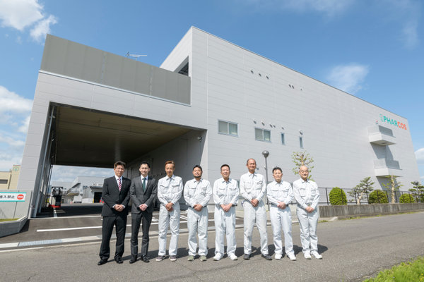 一丸ファルコス株式会社:企業案内用(集合写真)撮影(2023/04/17)の事例写真